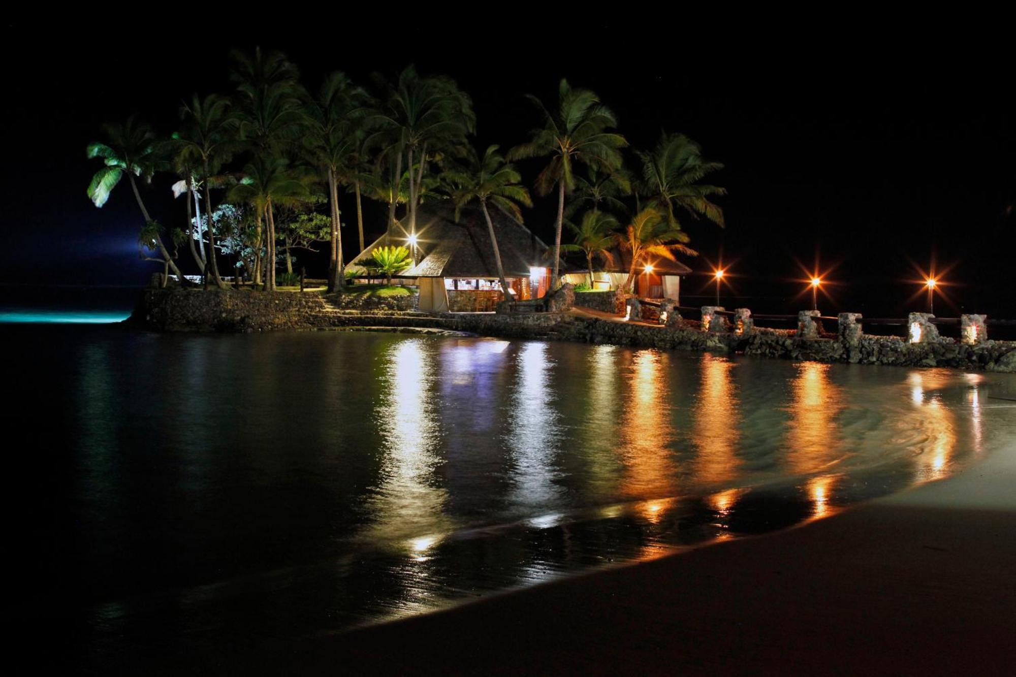The Warwick Fiji Hotell Korolevu  Exteriör bild Night view of the beach