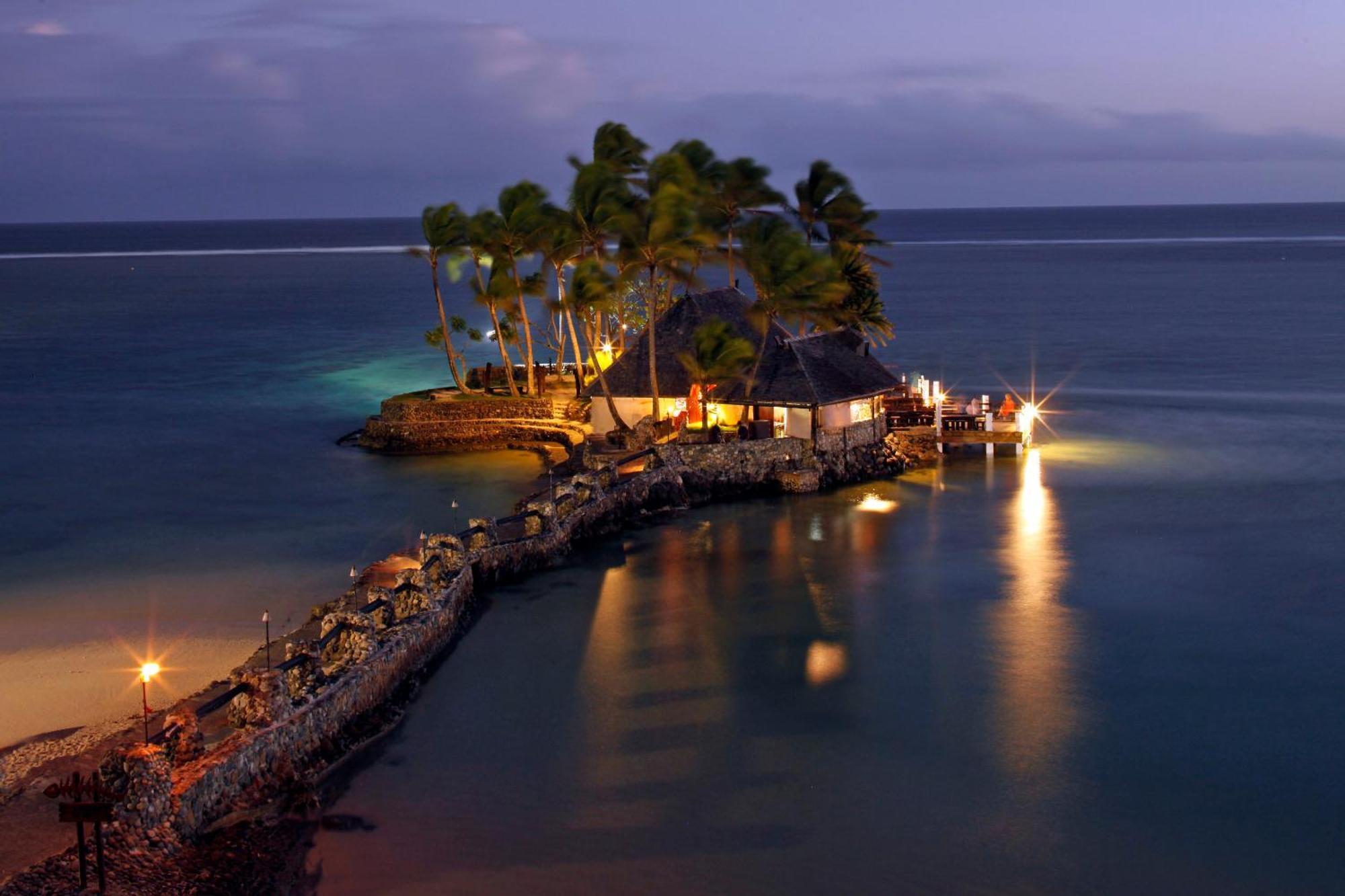 The Warwick Fiji Hotell Korolevu  Exteriör bild The Rock at night
