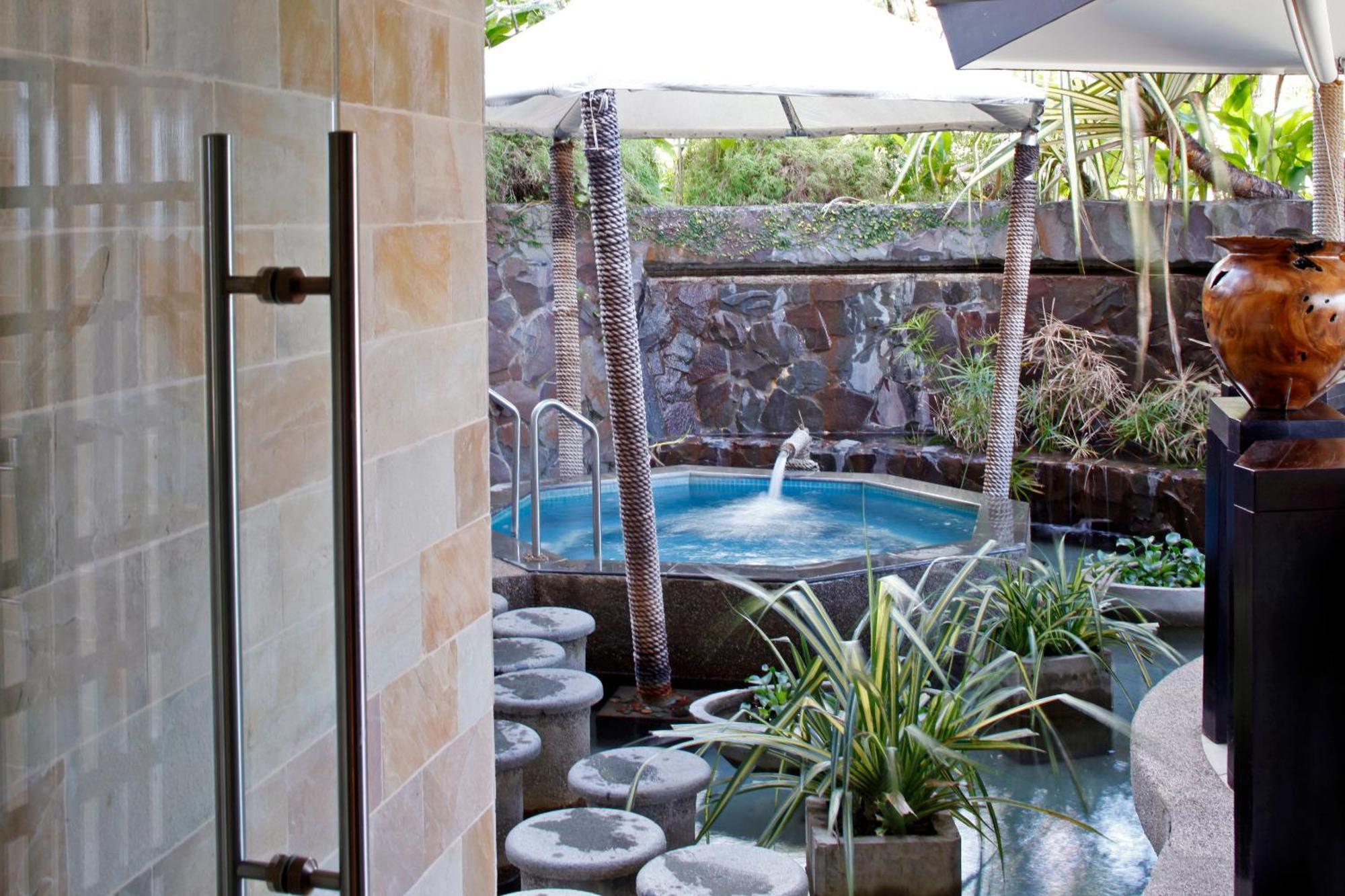 The Warwick Fiji Hotell Korolevu  Exteriör bild A private onsen in Hawaii