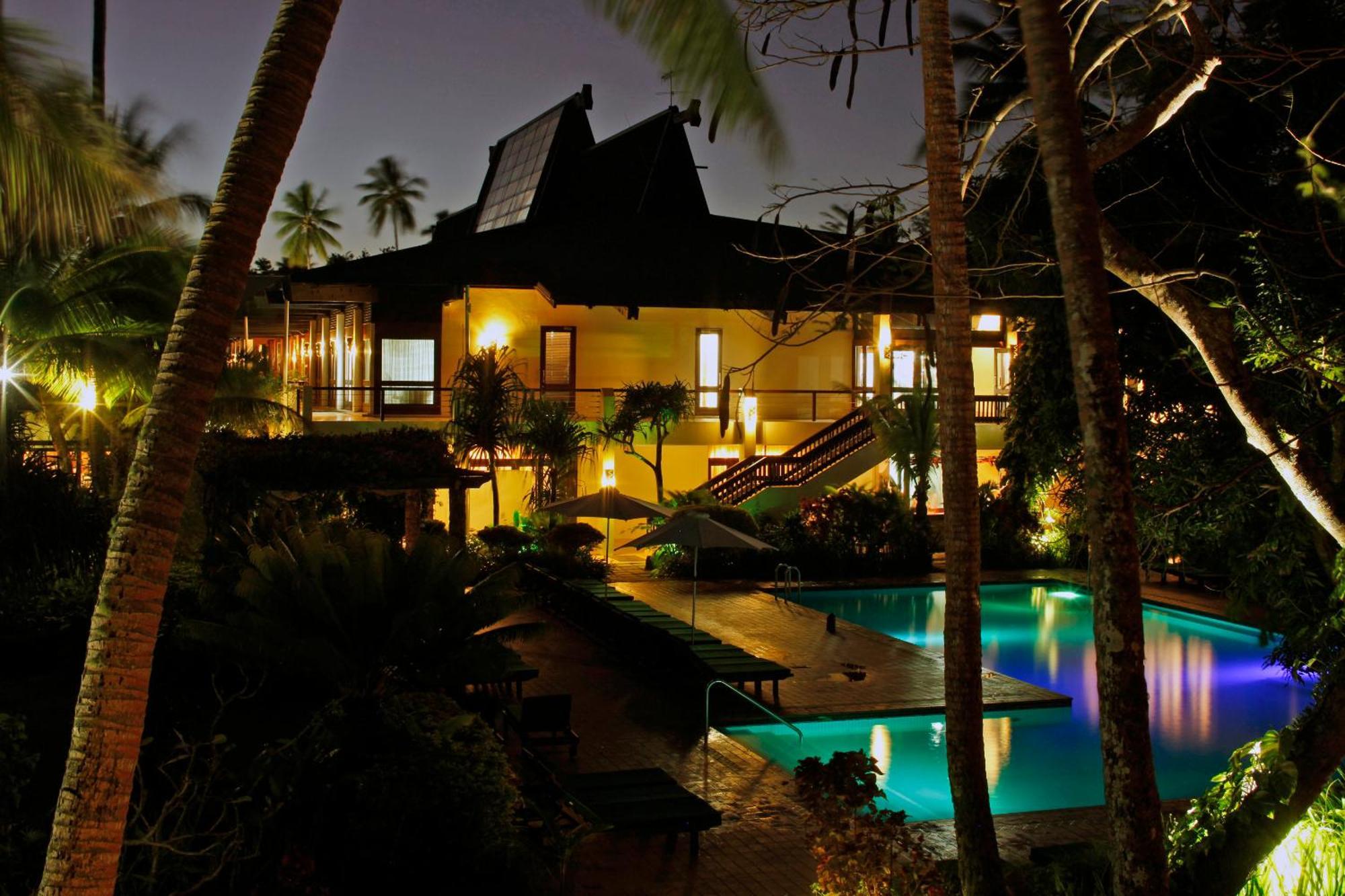 The Warwick Fiji Hotell Korolevu  Exteriör bild The house at night